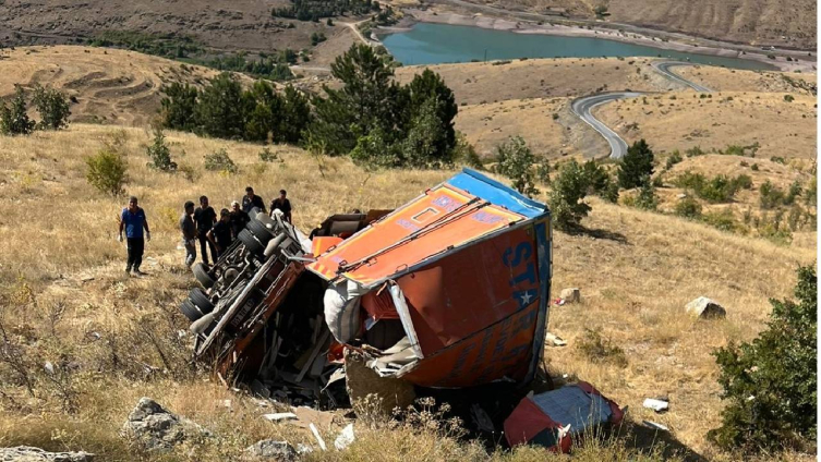 Malatya'da kamyon devrildi: 2 kişi hayatını kaybetti, 2 kişi yaralandı